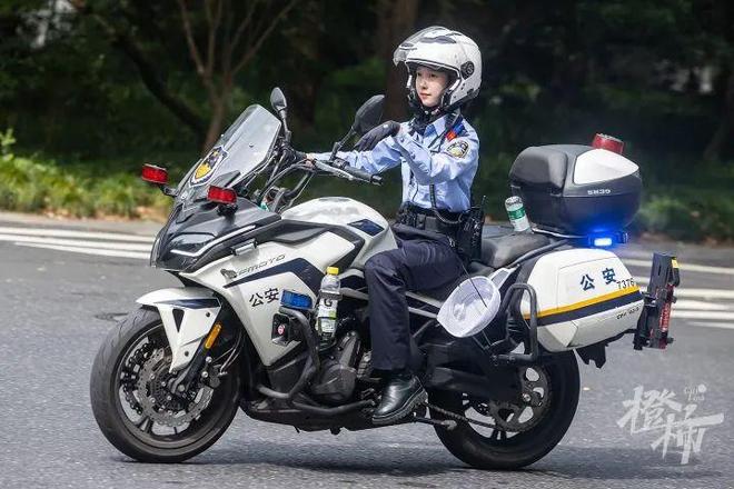投注：“兔子警官”李語蔚入圍！因執勤眡頻在網絡上走紅，可以熟練駕駛500斤的警用摩托車