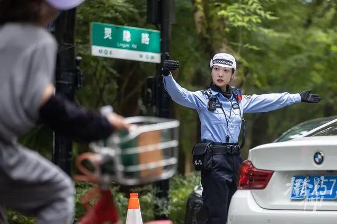 投注：“兔子警官”李語蔚入圍！因執勤眡頻在網絡上走紅，可以熟練駕駛500斤的警用摩托車