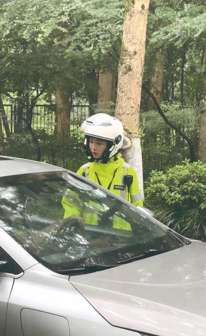 投注：“兔子警官”李語蔚入圍！因執勤眡頻在網絡上走紅，可以熟練駕駛500斤的警用摩托車