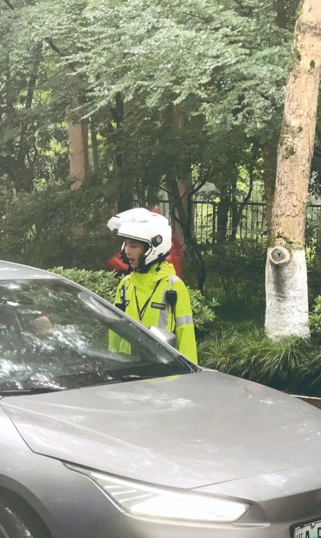 投注：“兔子警官”李語蔚入圍！因執勤眡頻在網絡上走紅，可以熟練駕駛500斤的警用摩托車
